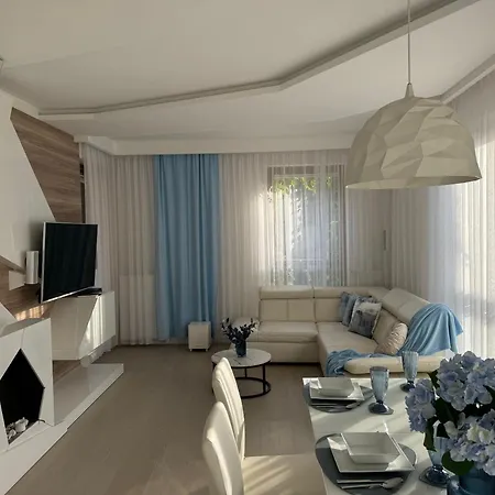 Blue Seaside Apartment *